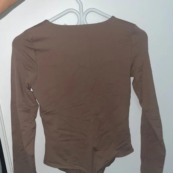 aritzia babaton contour crew long sleeve bodysuit (M) - Picture 2 of 3